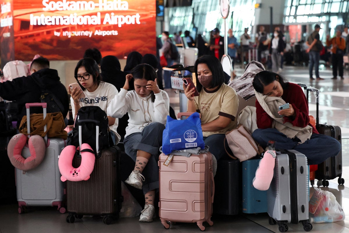 Huge volcano eruption disrupts flights for 270,000 passengers across Indonesia
