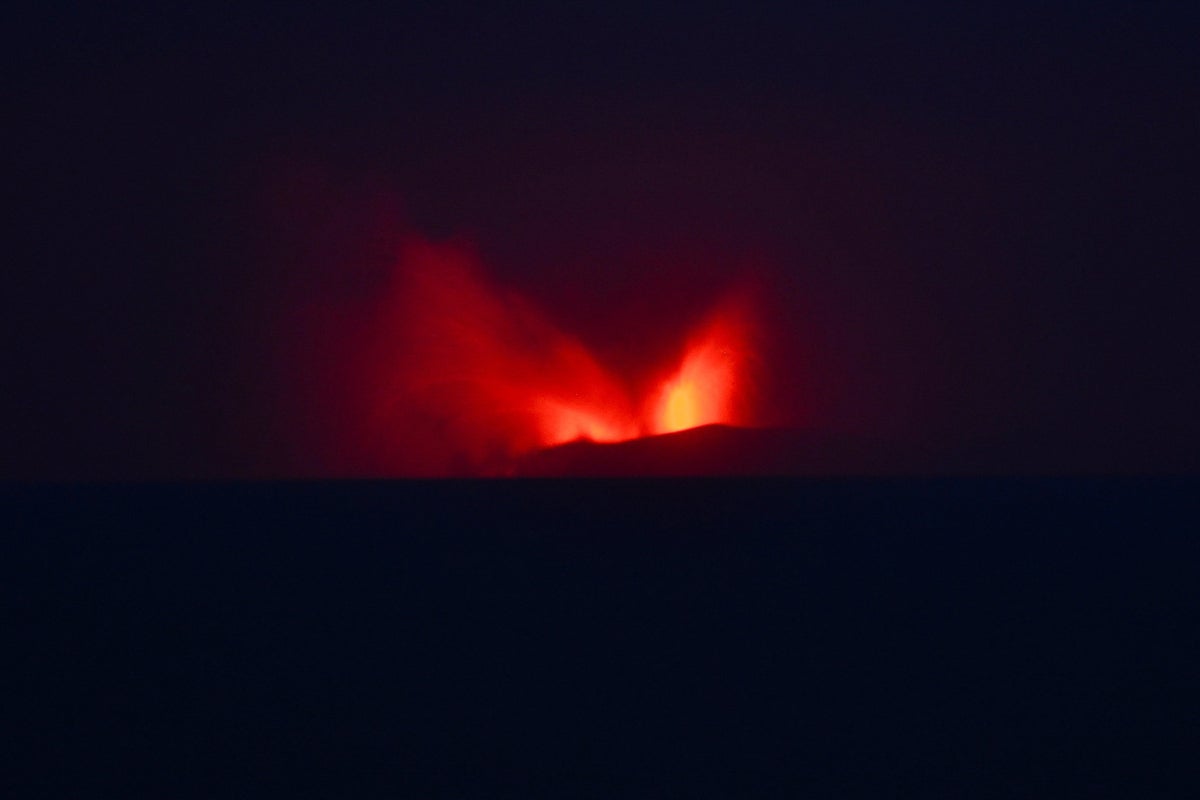 Indonesia’s Mount Anak Krakatau volcano eruption sends ash cloud 15km into the sky