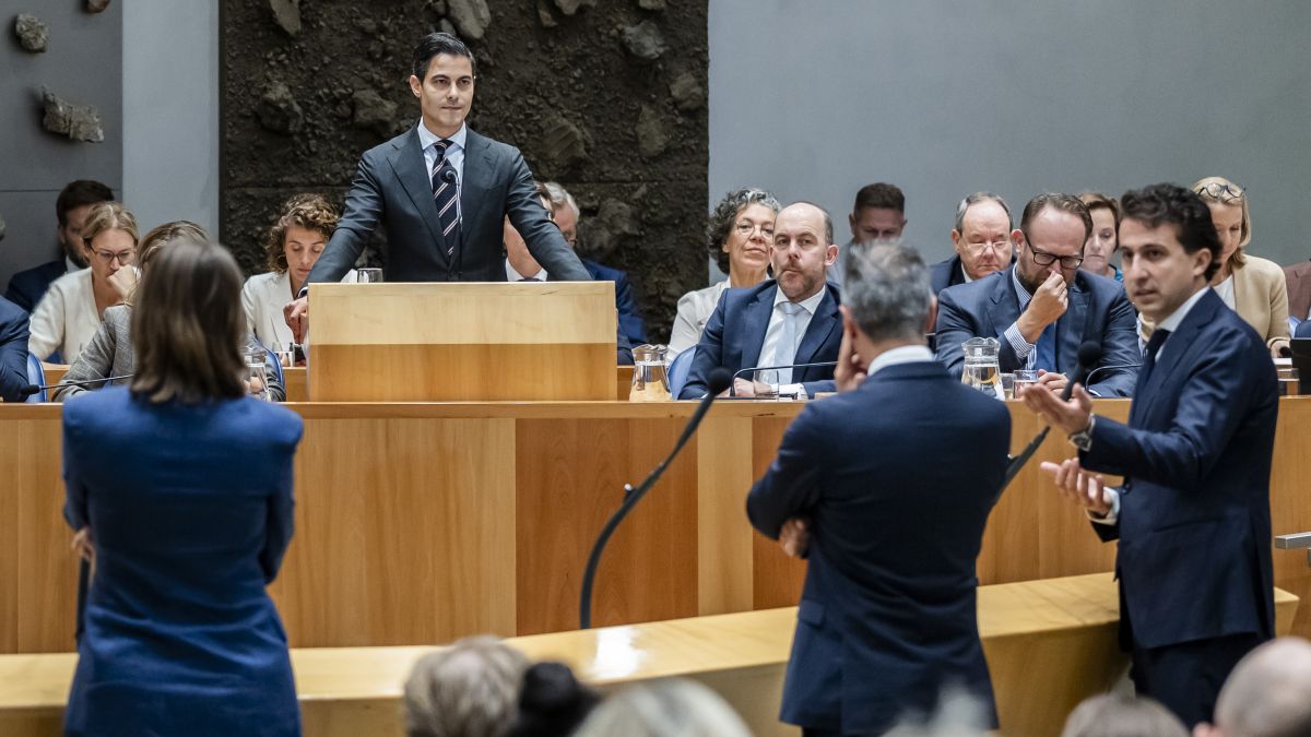 Jetten refuses to pick a side as opposition warns of drama