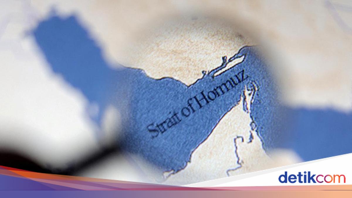 Kapal Dagang Iran Diserang di Selat Hormuz, 1 Orang Tewas