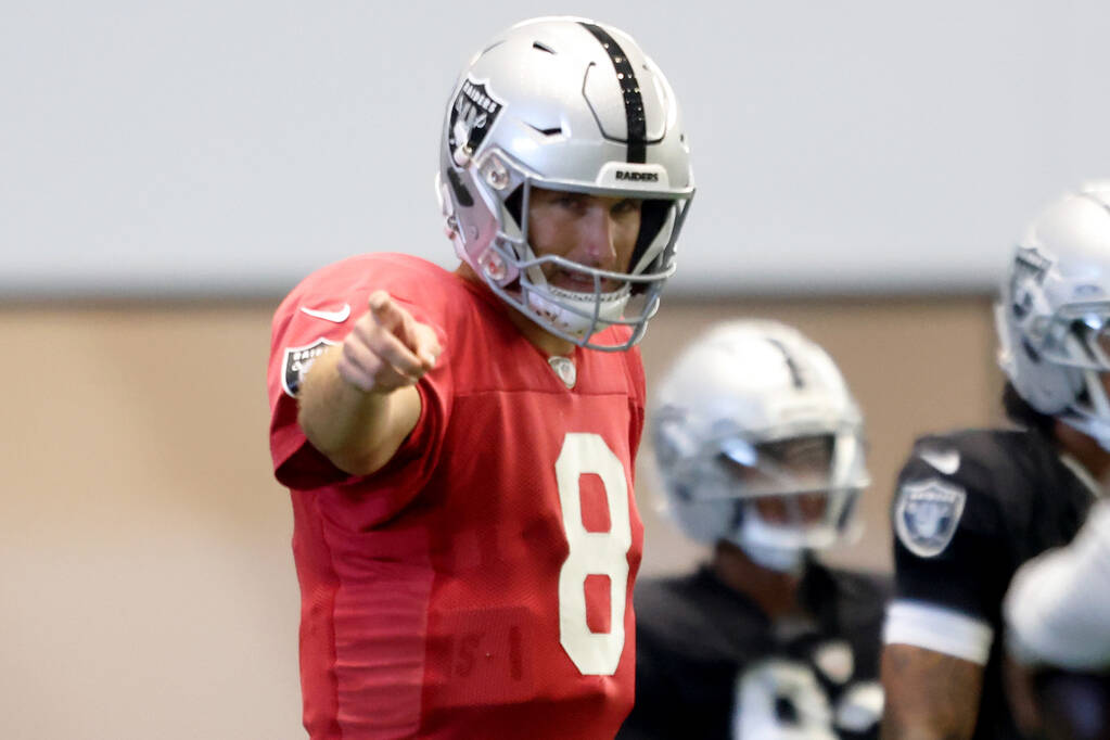 Raiders quarterback Kirk Cousins (8) points to the line of scrimmage during an NFL training cam ...