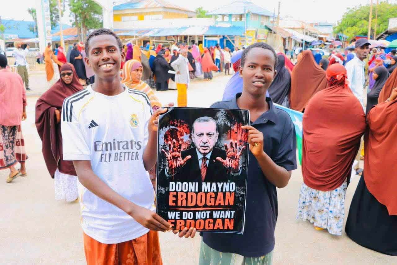 Kismayo Burns Turkish Flags While a Warship Docks in Mogadishu - Somali News in English