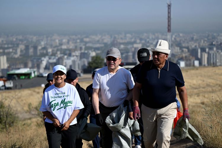 Kyrgyz Cabinet Chairman and officials clean up Boz-Boltok mountain -