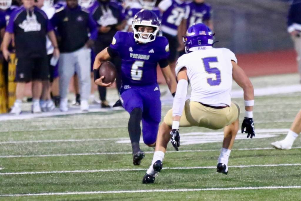 Lake Stevens quarterback Blake Moser (6) scrambles against the Puyallup at Lake Stevens High School on Friday, Sept. 18, 2026. (Aaron Coe / The Herald)