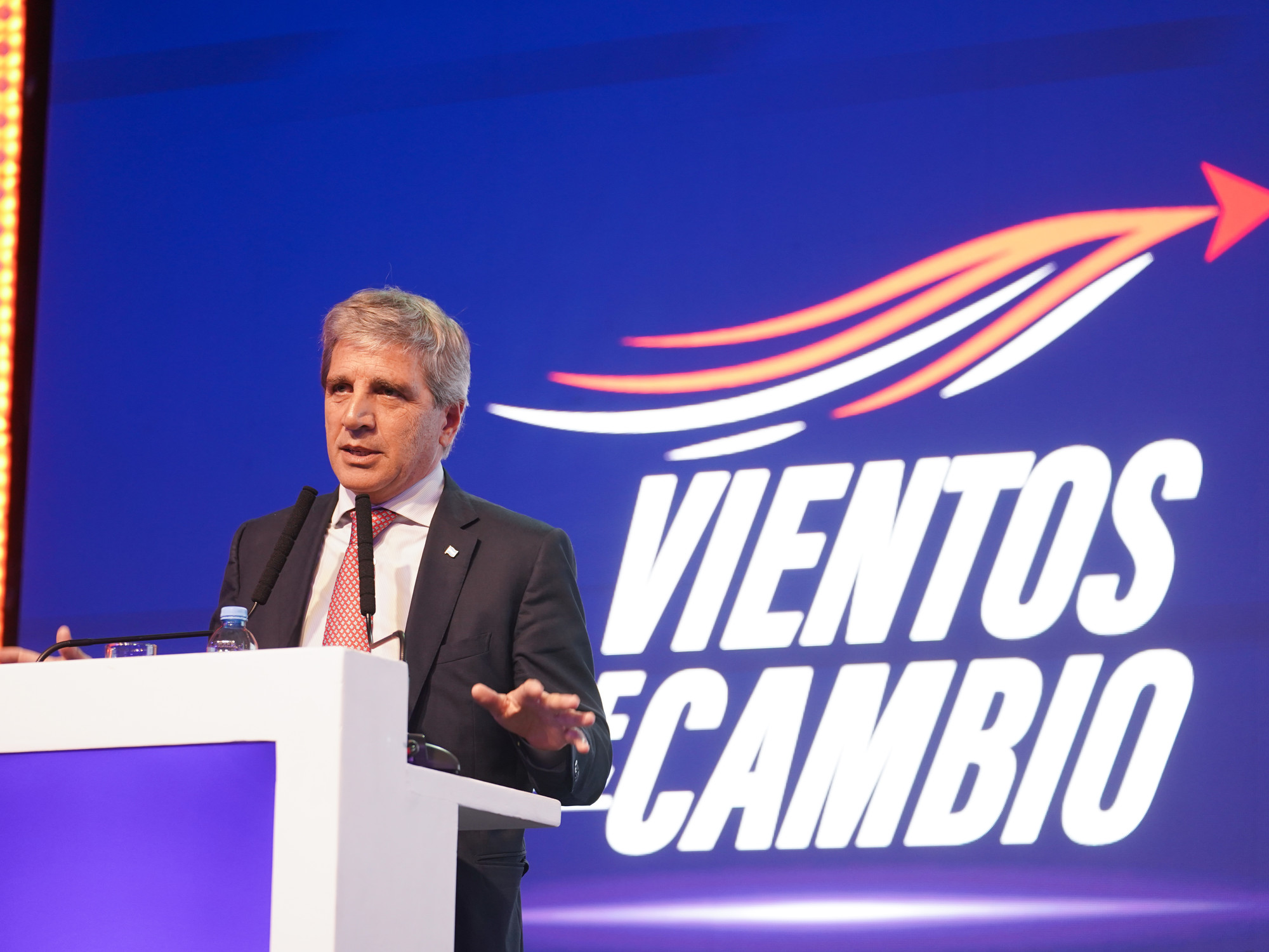 Luis Caputo defendió el rumbo económico, pero dijo que en dos años todavía va a haber gente que no llegue a fin de mes