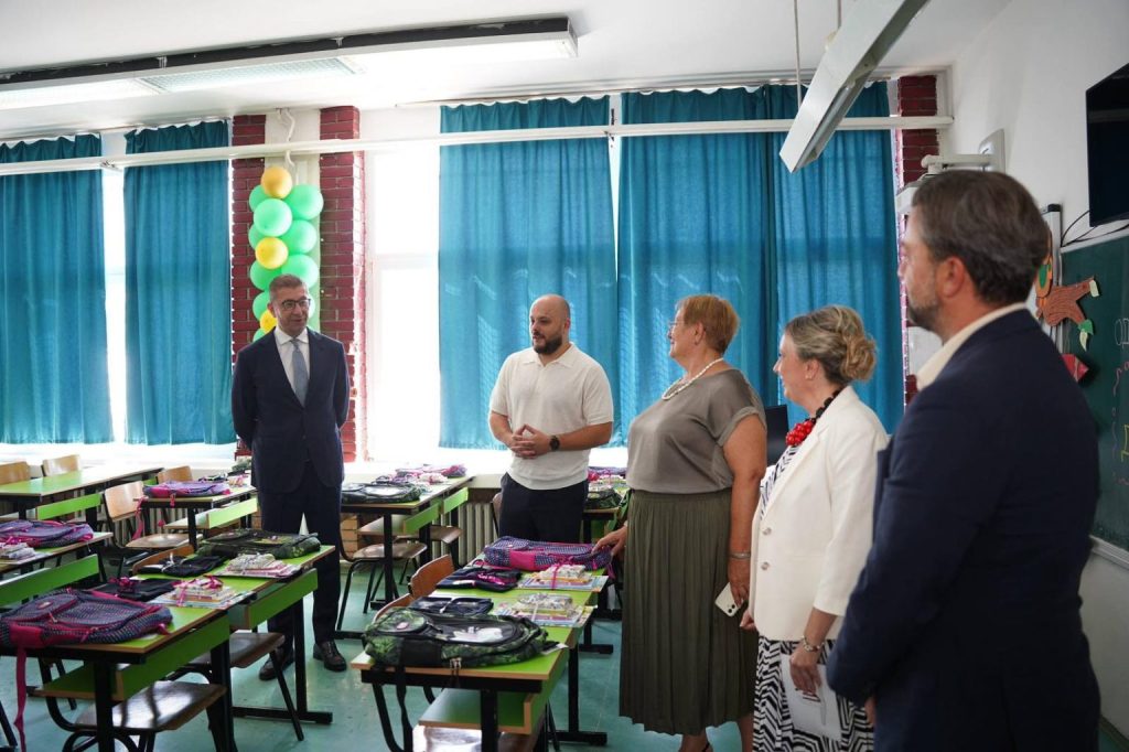 Mickoski congratulates pupils on the start of the school year