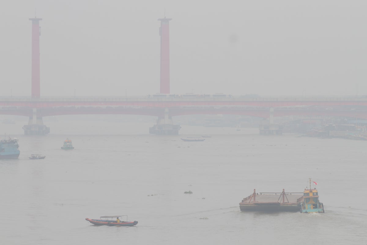 More schools close in Indonesia due to worsening haze from forest fires