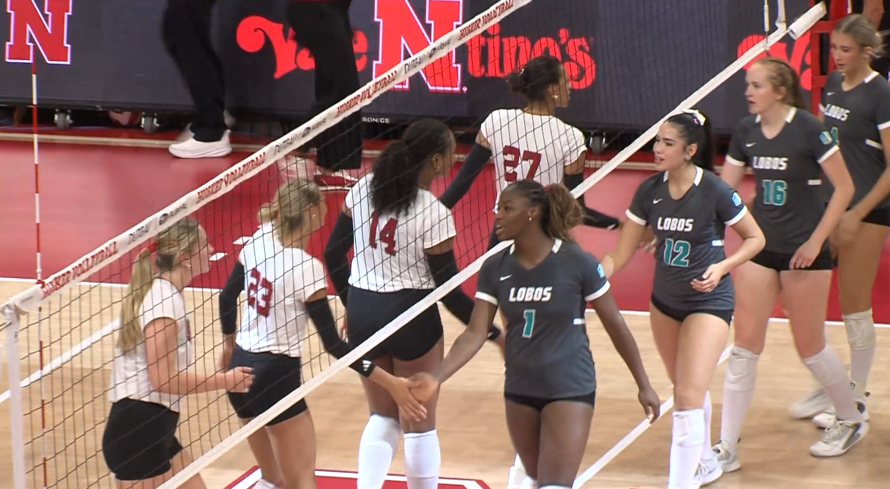 Nebraska volleyball sweeps New Mexico in home opener, improves to 5-0