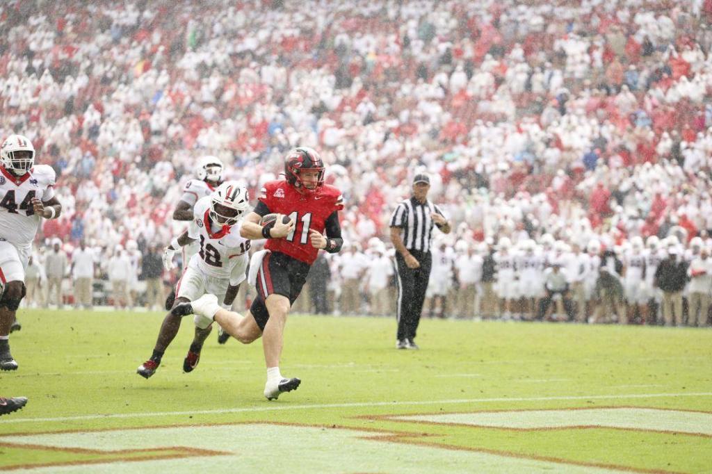 No. 2 Georgia powers past Tops 70-20
