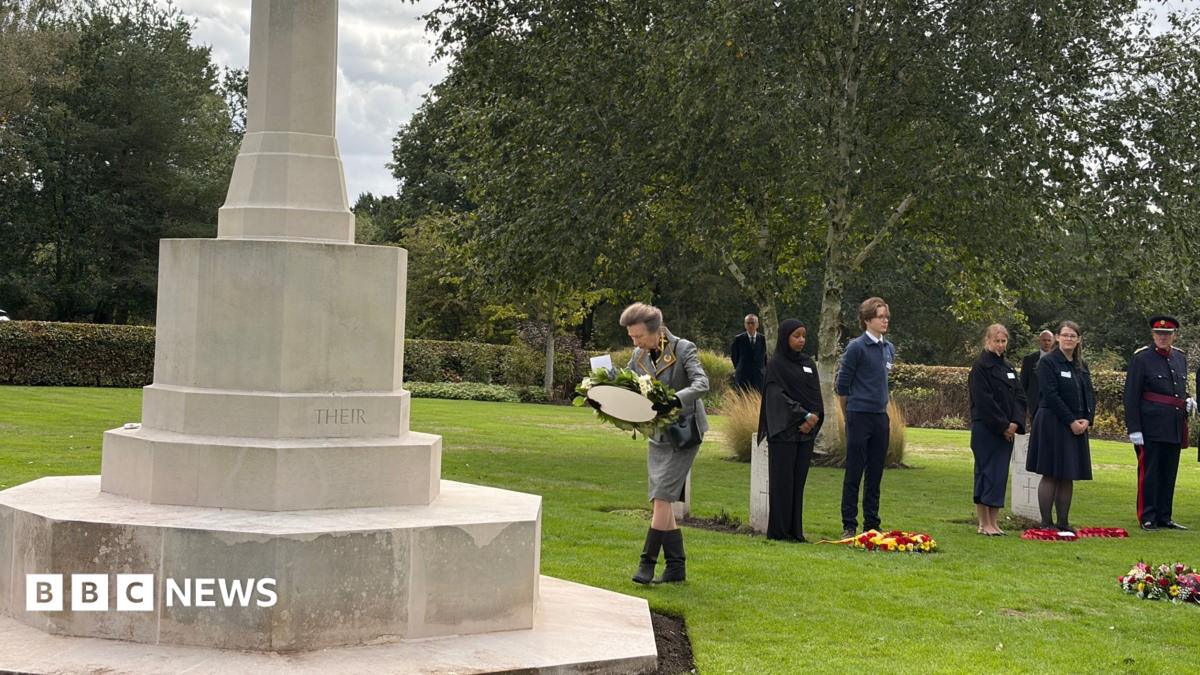 Earl Spencer walking, wearing a navy suit and a purple tie.