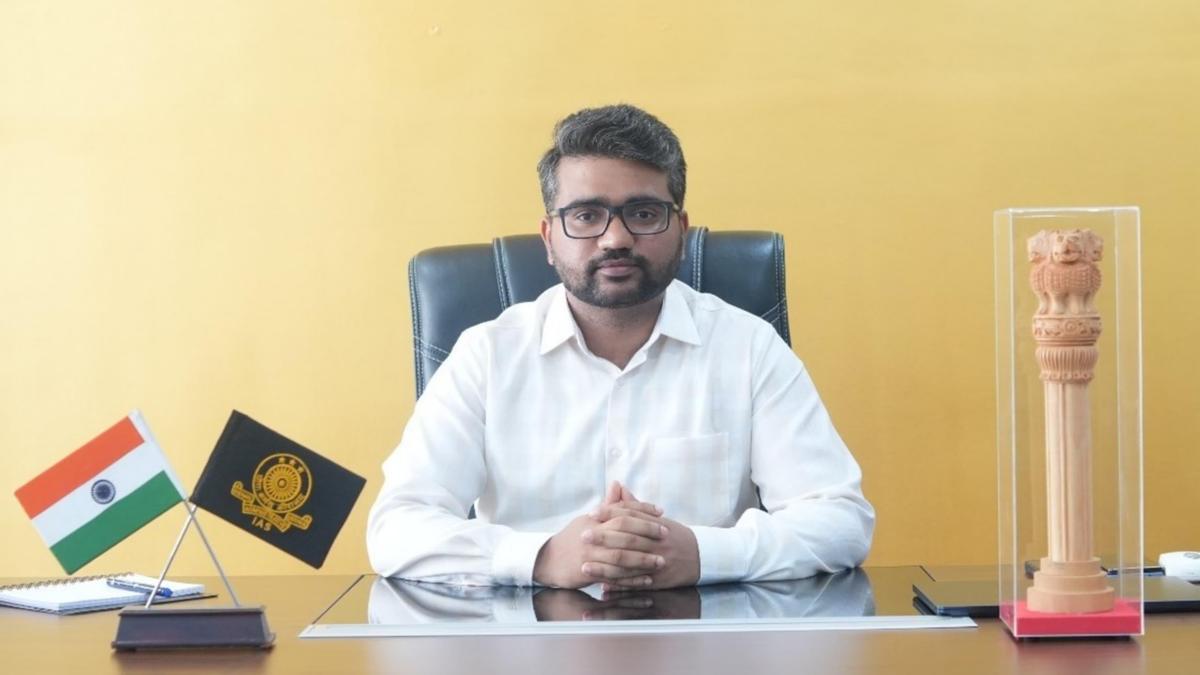 Repair all potholes in three days, Guntur Commissioner tells engineers