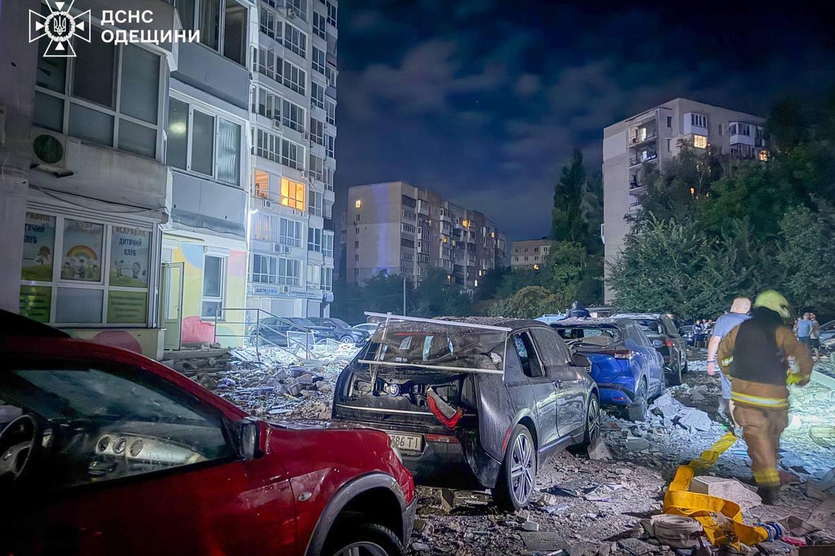 Russian attacks wound 8 Ukrainian civilians as Moscow and Kyiv threaten to raise the stakes