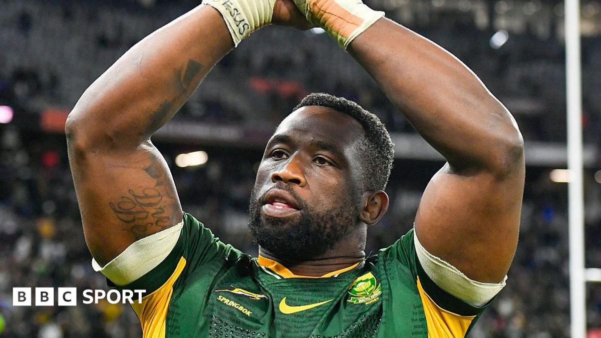 South Africa captain Siya Kolisi applauds fans in Baltimore after the Springboks' win over New Zealand