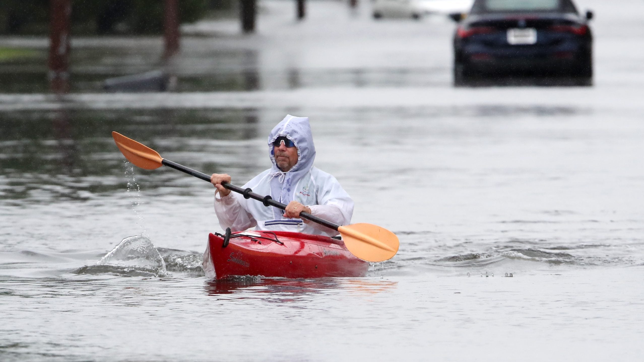 Storm causes death in Brooklyn and leaves 100,000 customers without power