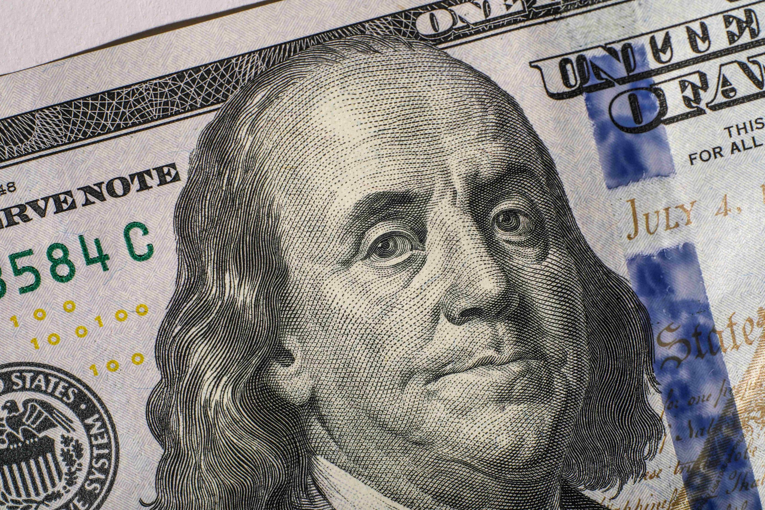 Trump promises 5,000 dollars if Republicans win; question of legality looms