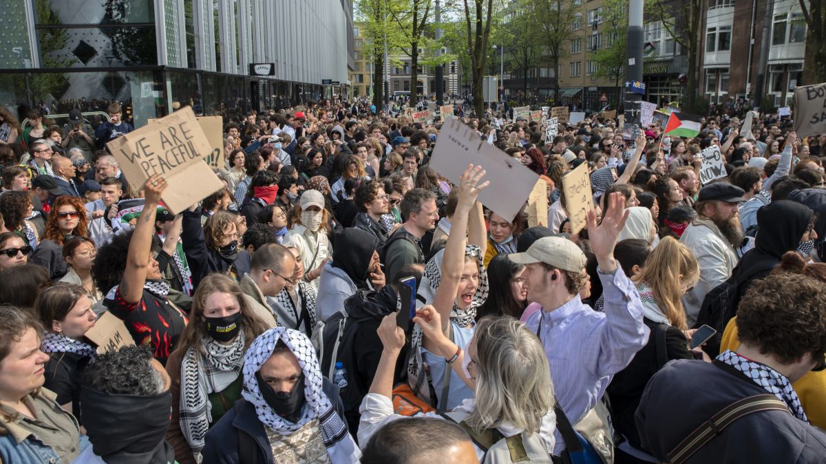 Trust in politics falling, more people joining protests: CBS