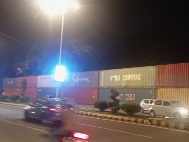 containers placed in islamabad to seal the capital s red zone as protesters are expected to head towards the federal capital following announcements by political parties screengrab