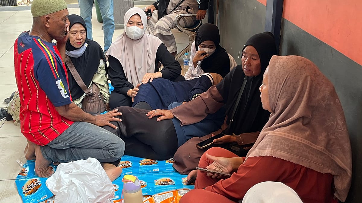 Video. Indonesia races to find 129 missing after Java Sea ferry capsizes