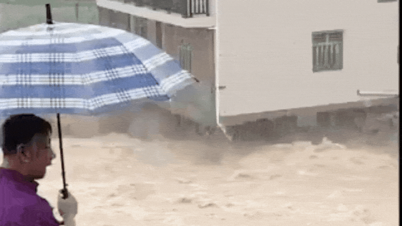 Watch: Flash floods in China destroys 3-storey building in an instant; 2500 stranded inside school