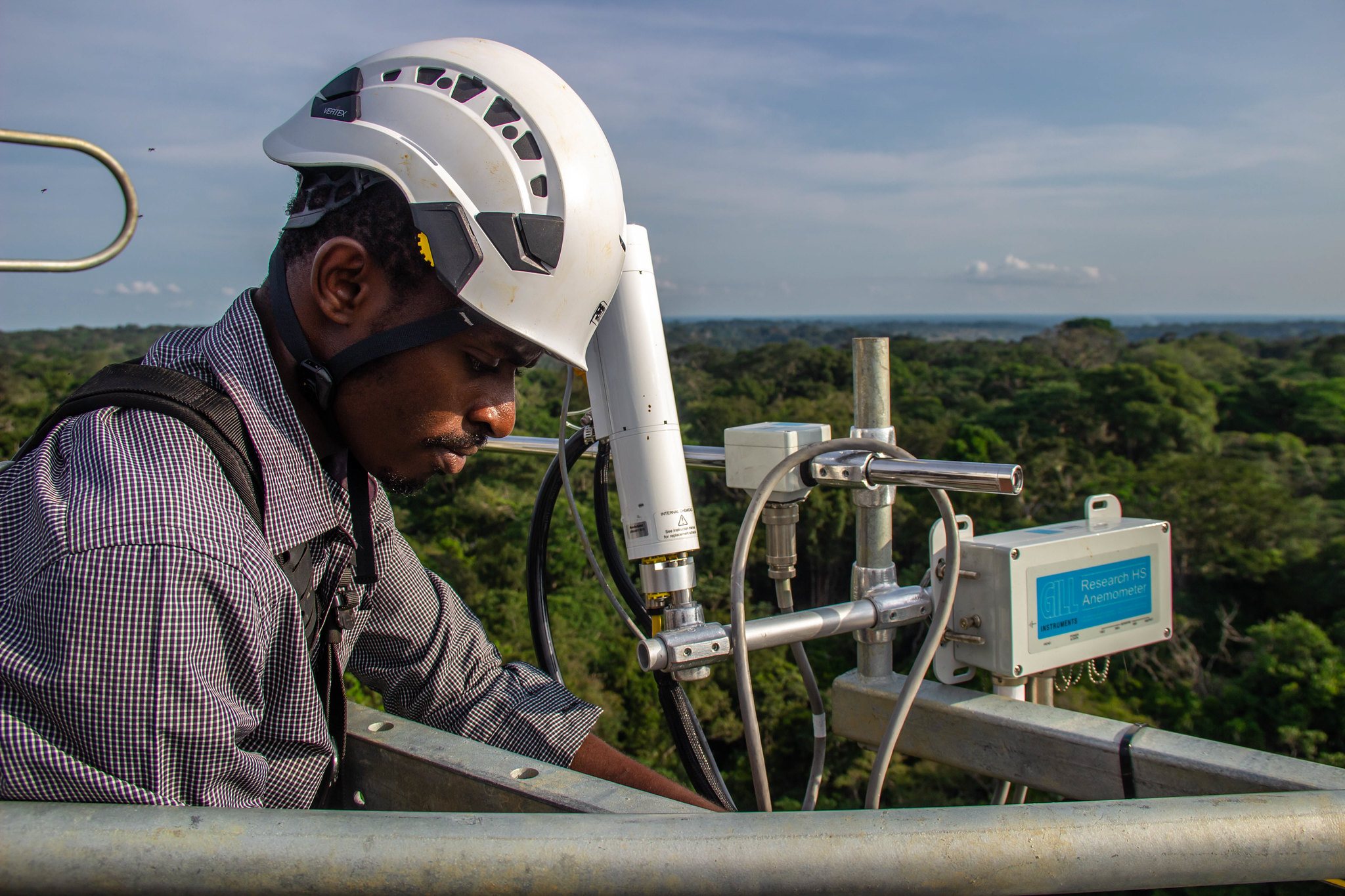 Installation of the technical equipment of the Congoflux tower. Image by Fiston Wasanga/CIFOR.