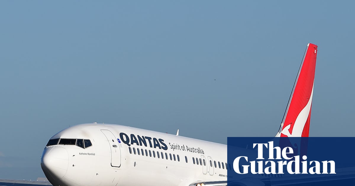 ‘The engine’s on fire’: Qantas flight from Queenstown to Sydney reroutes after flames seen by passengers | Sydney