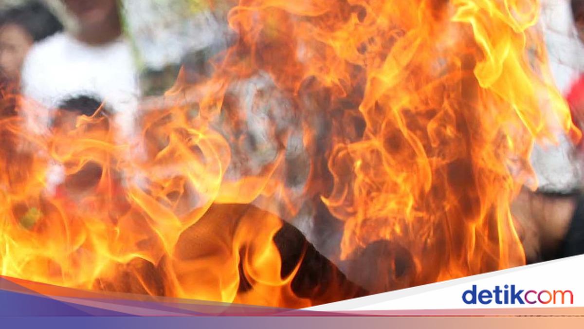 4 Mobil Terbakar di Parkiran TIS Square Tebet