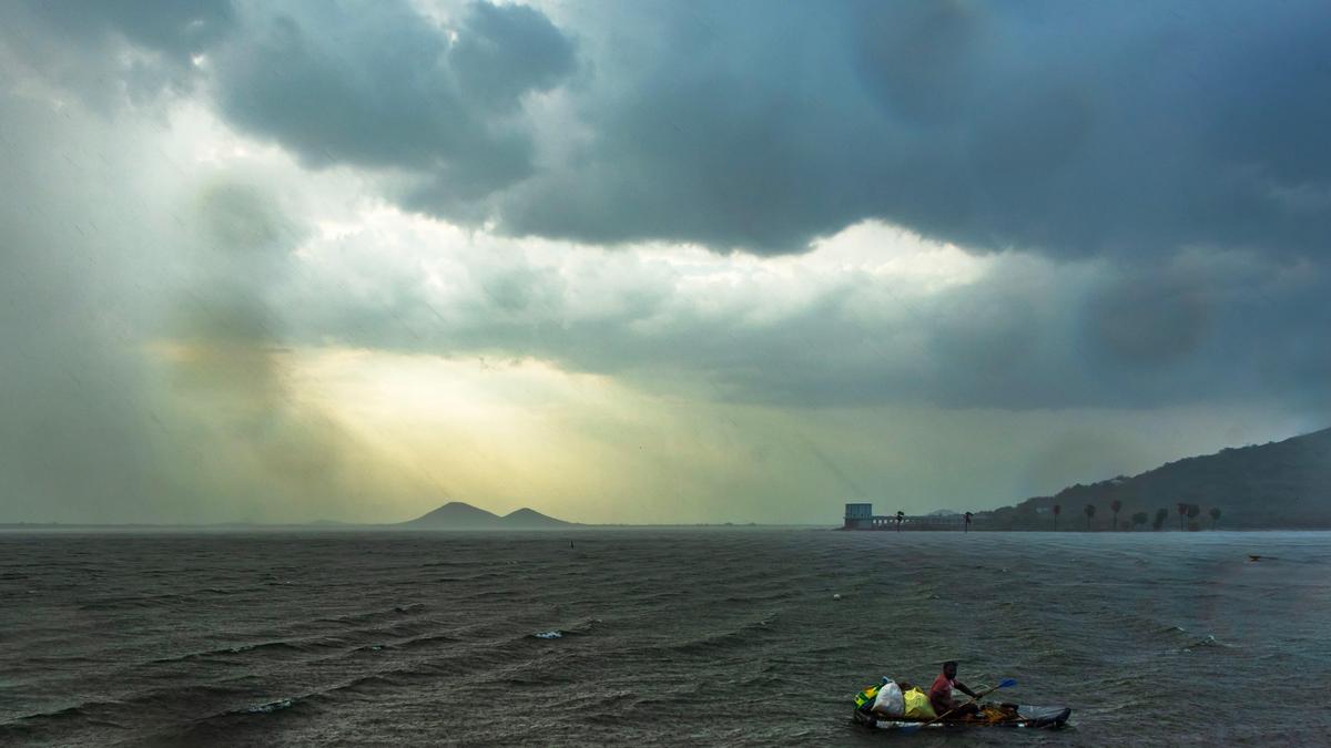 Andhra Pradesh braces for very severe cyclonic storm; landfall likely between Bapatla and Vizag on October 28