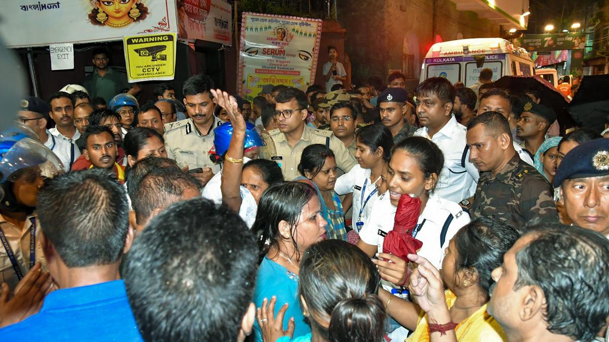 At least 17 dead in stampede-like situation at north Kolkata community Durga Puja pandal | LIVE