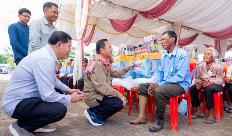 Battambang Governor distributes PM’s relief aid to flood victims in Samlot district