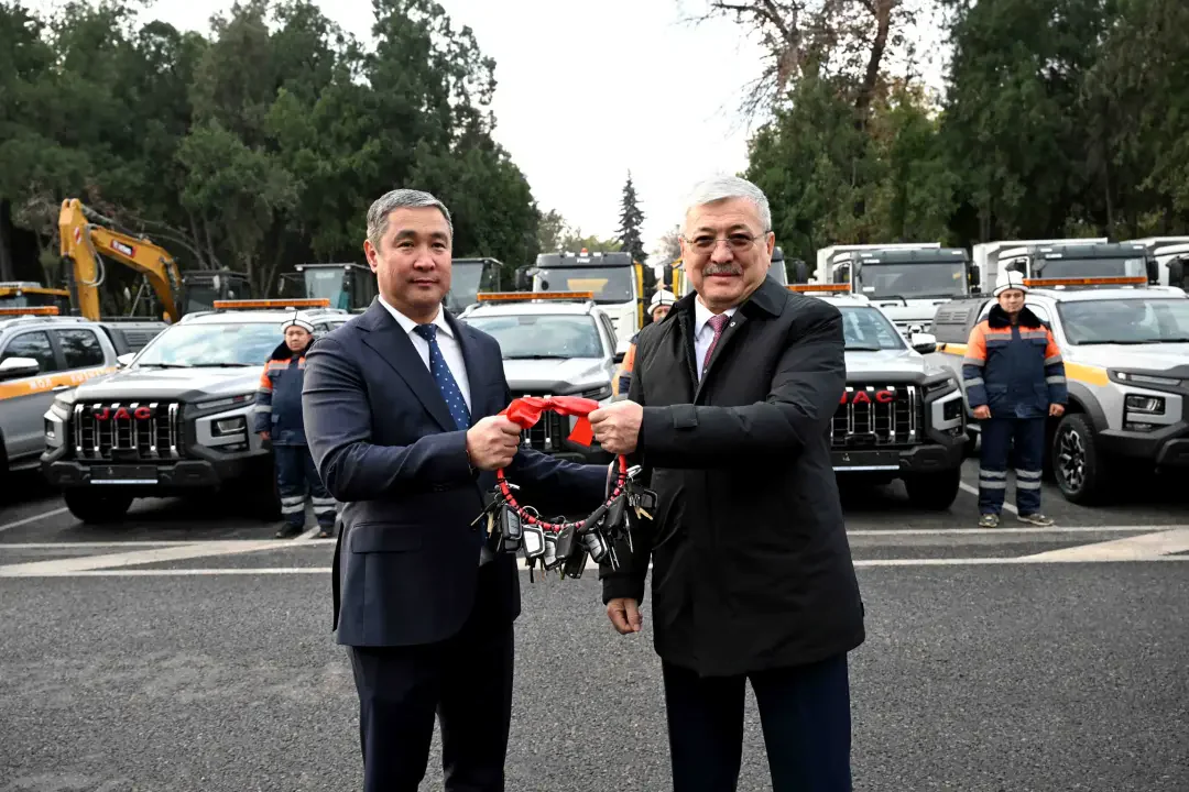Cabinet Chairman hands over 50 units of road equipment to Transport Ministry