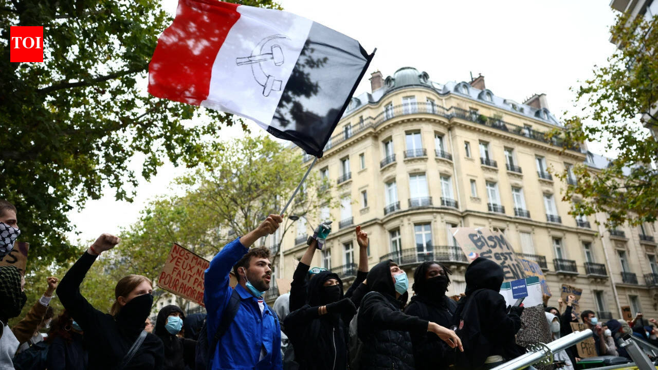 Cops use tear gas, water cannons as over 4 lakh march across country - France protests in videos