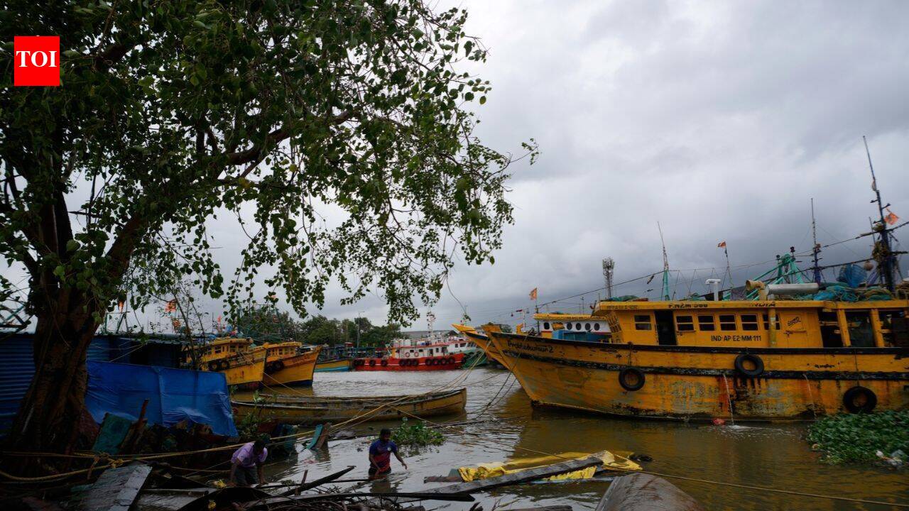 Cyclone Arnab: 2 dead, over 50 trains, several flights cancelled; Andhra, Odisha worst-hit | Vijayawada News