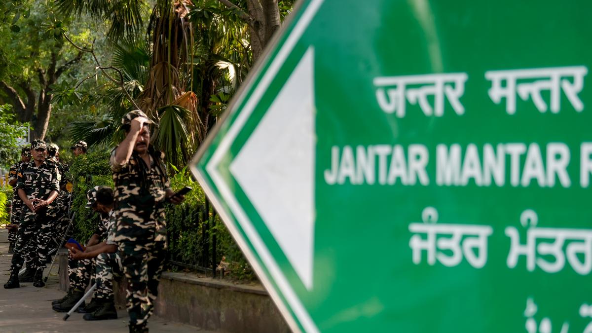 Delhi police orders internet suspension near Jantar Mantar