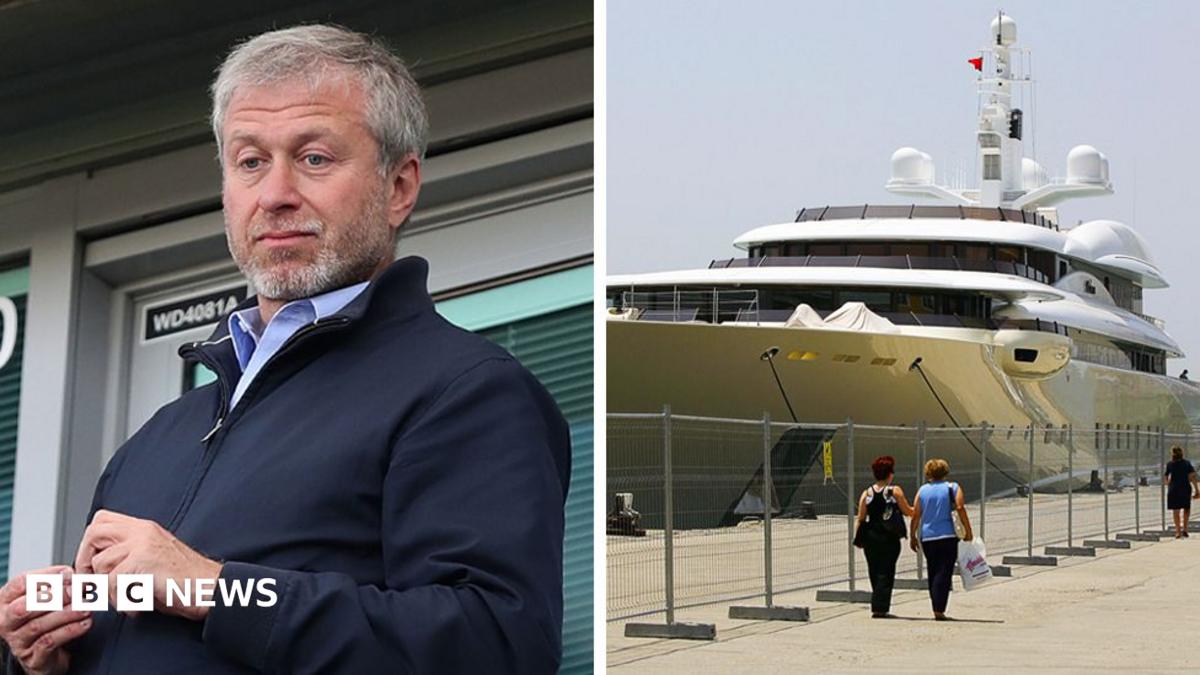 Eugene Tenenbaum (l) stands alongside Roman Abramovich in 2014
