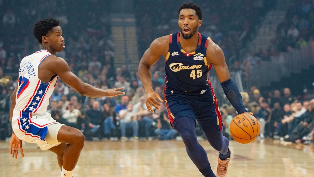 Donovan Mitchell dribbling basketball while defended by VJ Edgecomb in Cavs-76ers (2025).