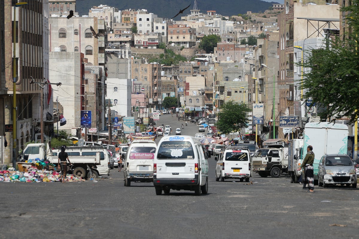 Fear strikes Yemen's 3rd largest city Taiz as Houthi rebels encircle it in a new siege