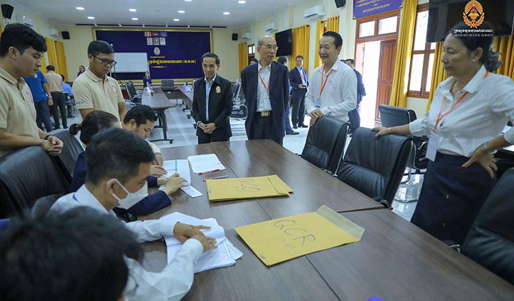 Four hundred and sixty-six teachers qualify for transfers to Phnom Penh schools (VIDEO)