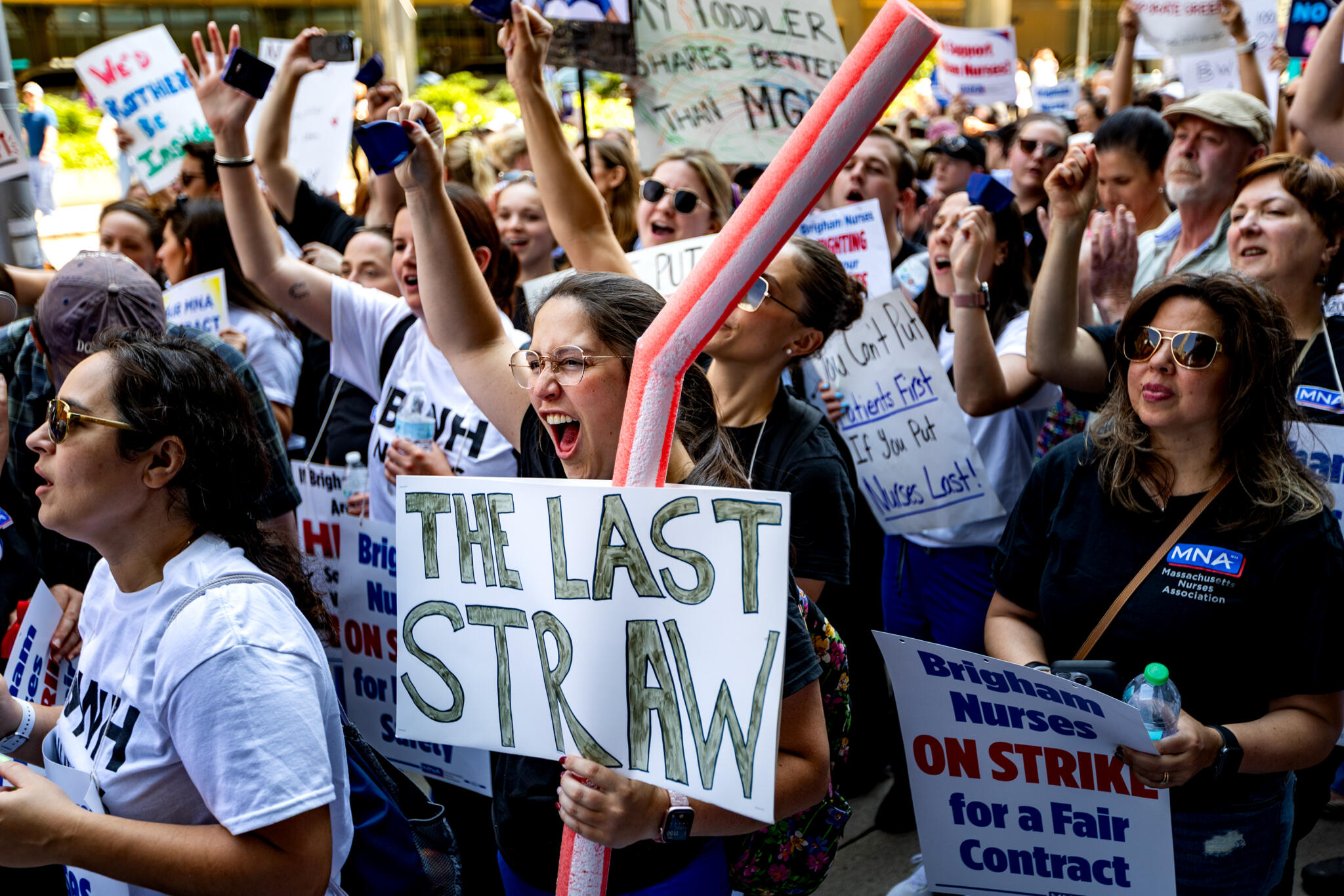 More than 4,000 nurses at Brigham and Women's Hospital picket up and down Francis Street. (Jesse Costa/WBUR)