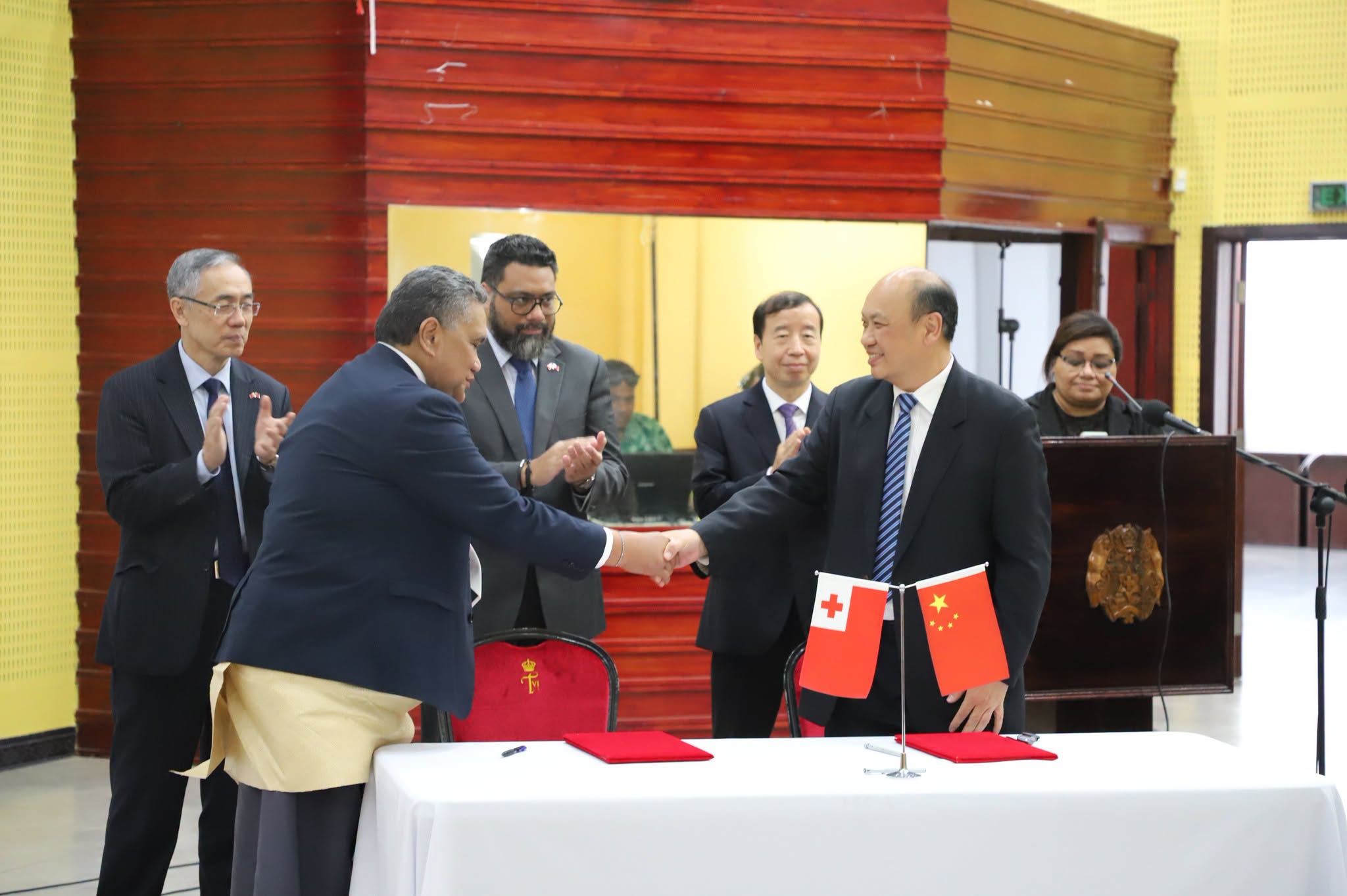 Guangdong delegation hands over equipment and community assistance to Tonga