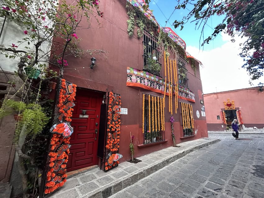 A building decorated with cempasúchil to celebrate Día de Muertos in San Miguel de Allende.