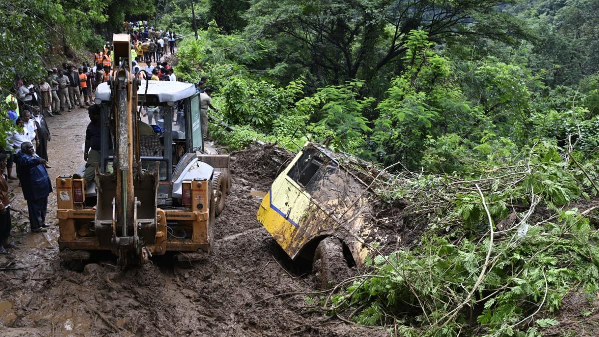 IMD warns of heavy rainfall over several T.N. districts; red alert for five districts in Keralam | Live