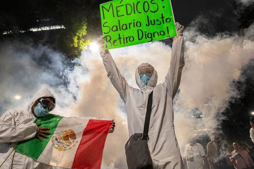 IMSS workers protesting in Mexico City on Oct. 13, 2026