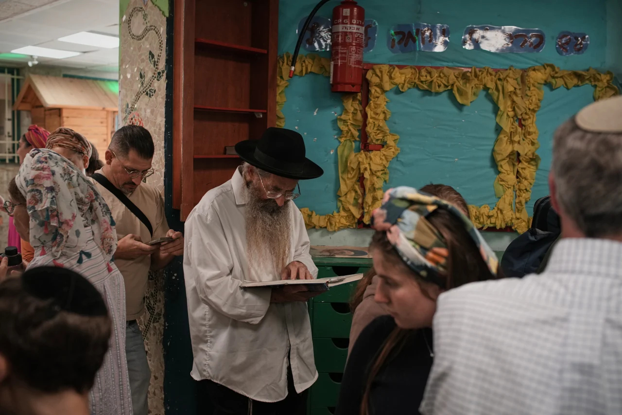 In prominent West Bank settlement, voters speak of uniting a fractured country