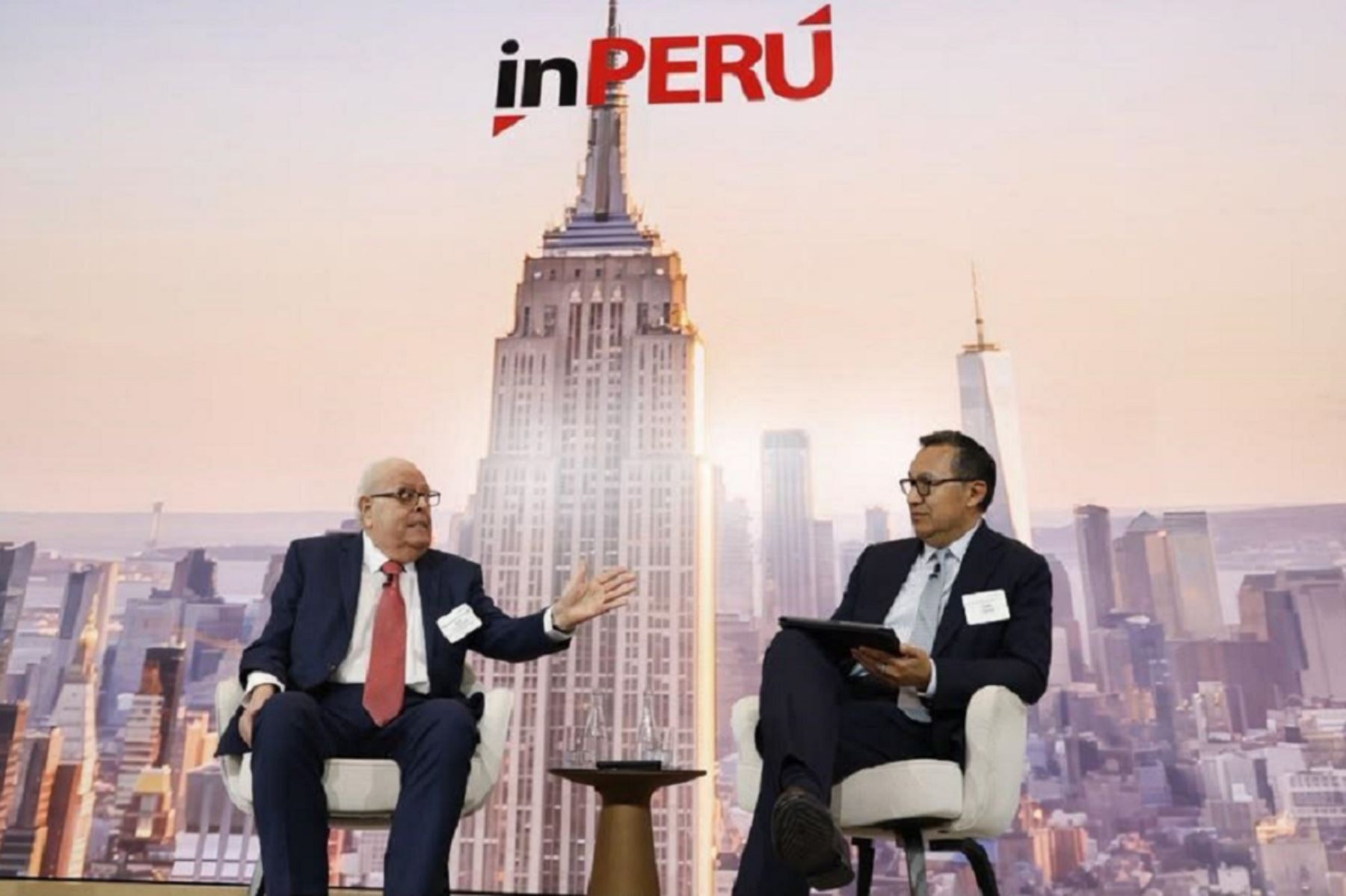 The Governor of the Central Reserve Bank of Peru (BCRP), Julio Velarde held a discussion with Luis Oganes—Head of Global Macroeconomic Research at J.P. Morgan—regarding the outlook for the Peruvian economy, the international interest-rate landscape, and monetary policy. Photo: Courtesy.