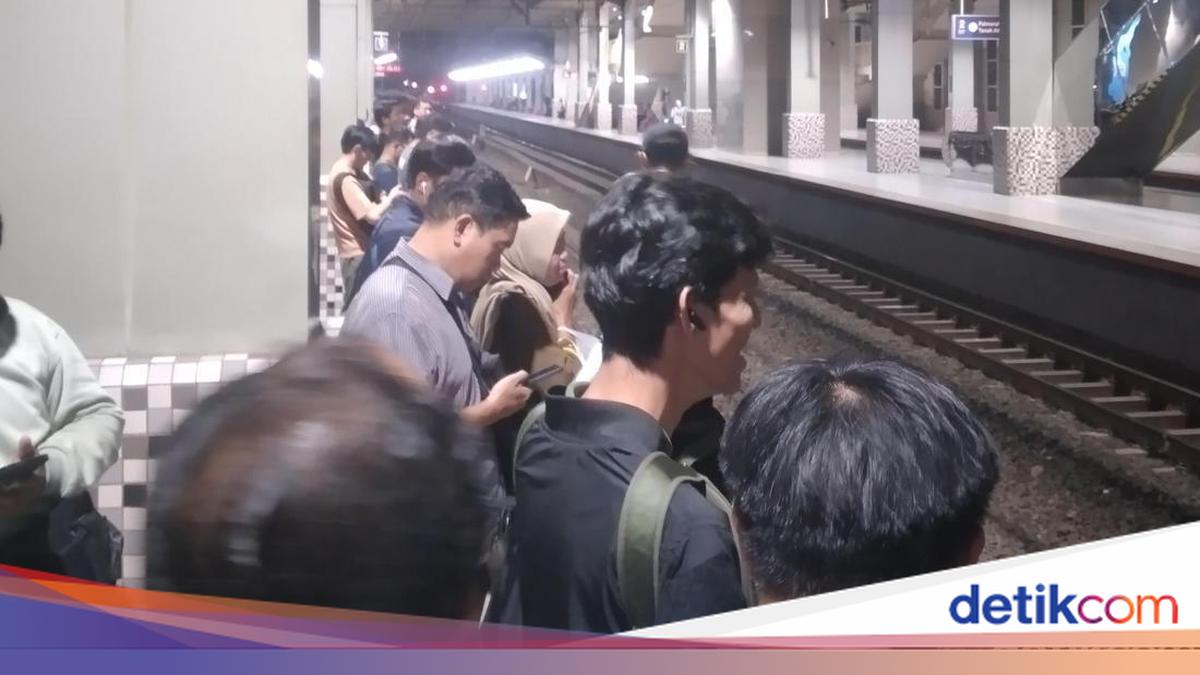 KRL Green Line Gangguan, Penumpang Menumpuk di Stasiun Kebayoran