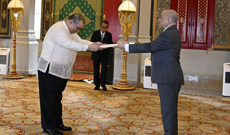 King Sihamoni receives credentials of Philippines envoy