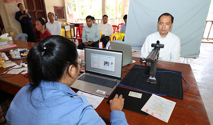 Neth Pheaktra Registers to Vote, Urges Public to Check Voter Lists Ahead of Commune Elections