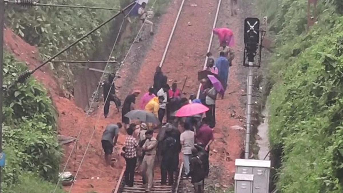 Northeast monsoon turns vigorous over Keralam; landslip disrupts rail traffic, orange alert for 9 districts on October 23, 2026