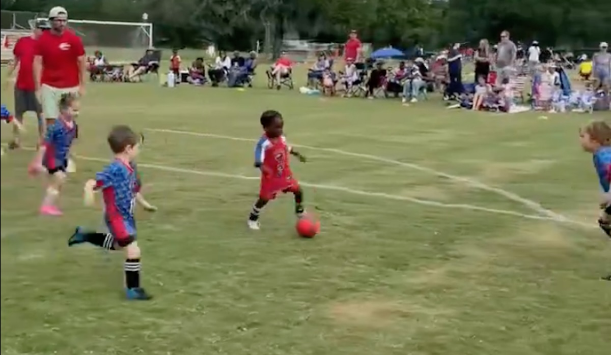 Ophef om 3-jarige voetballer: ‘Politie gebeld omdat hij te goed speelt’