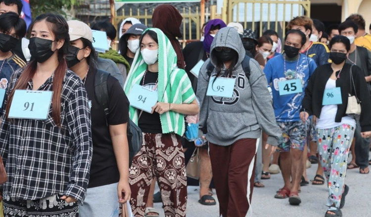 Poipet border receives 96 deported Cambodian workers from Thailand